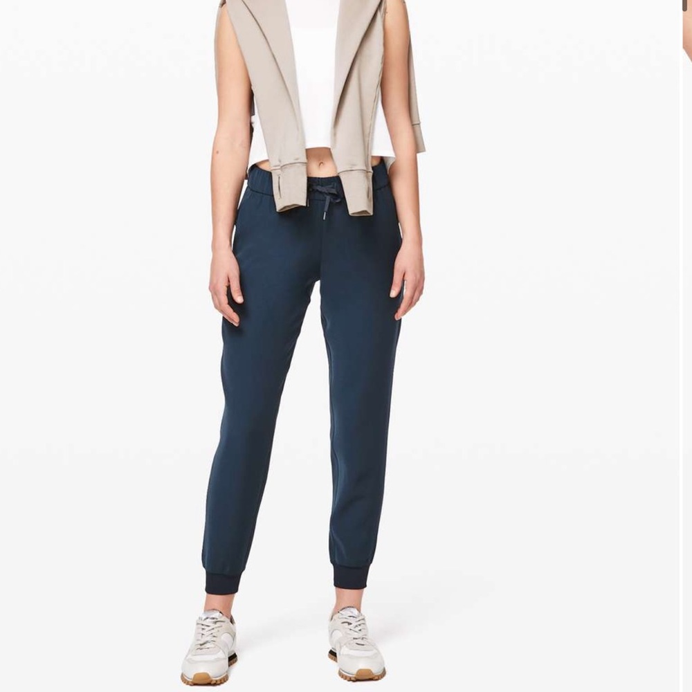 Lululemon on the fly jogger in navy